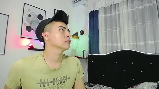 Snapshot of Tomas_and_liam chatting on 12-21-24, 01:04 Tomas and liam online show from 12-21-24, 01:04