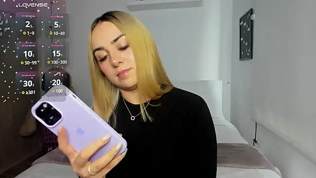 Snapshot of sophi_mooreno chatting on 03-10-25, 10:02 sophi mooreno online show from 03-10-25, 10:02