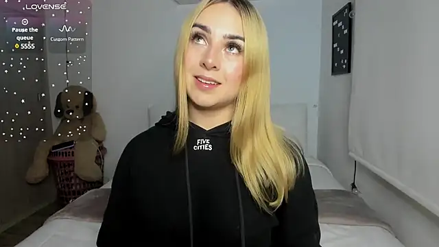 Snapshot of sophi_mooreno chatting on 03-12-25, 12:53 sophi mooreno online show from 03-12-25, 12:53