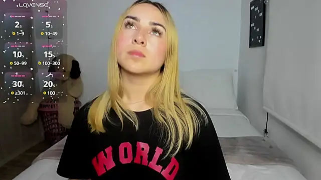 Snapshot of sophi_mooreno chatting on 03-21-25, 05:00 sophi mooreno online show from 03-21-25, 05:00