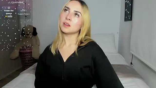 Snapshot of sophi_mooreno chatting on 03-22-25, 02:27 sophi mooreno online show from 03-22-25, 02:27