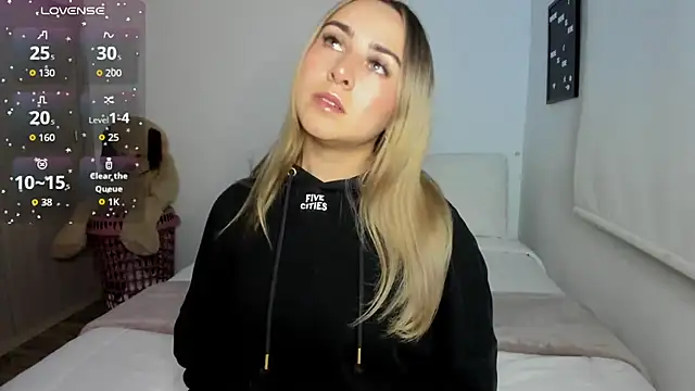 Snapshot of sophi_mooreno chatting on 09-10-25, 12:32 sophi mooreno online show from 09-10-25, 12:32