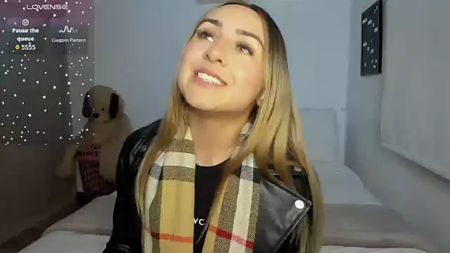 Snapshot of sophi_mooreno chatting on 10-17-25, 11:51 sophi mooreno online show from 10-17-25, 11:51