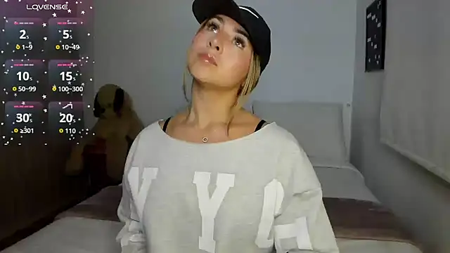 Snapshot of sophi_mooreno chatting on 10-28-25, 11:29 sophi mooreno online show from 10-28-25, 11:29