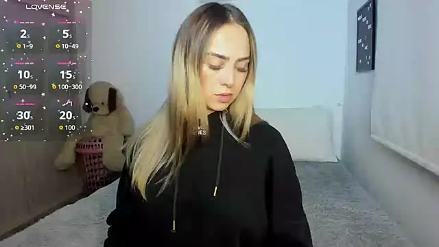 Snapshot of sophi_mooreno chatting on 11-06-25, 12:11 sophi mooreno online show from 11-06-25, 12:11