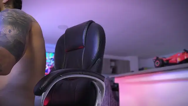 Snapshot of Frank_Farrell chatting on 10-18-25, 09:04 Frank Farrell online show from 10-18-25, 09:04