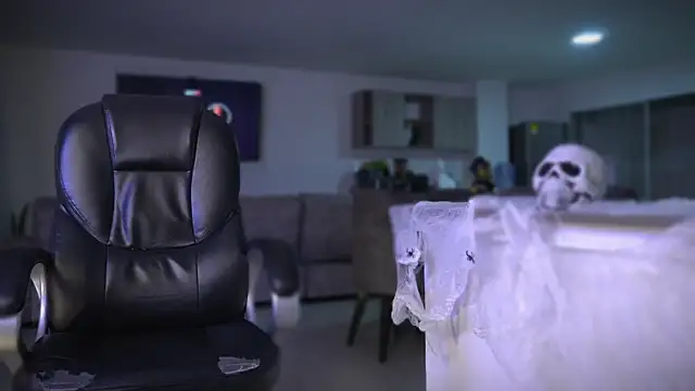 Snapshot of Frank_Farrell chatting on 10-22-25, 03:51 Frank Farrell online show from 10-22-25, 03:51