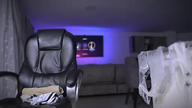 Snapshot of Frank_Farrell chatting on 10-28-25, 03:32 Frank Farrell online show from 10-28-25, 03:32