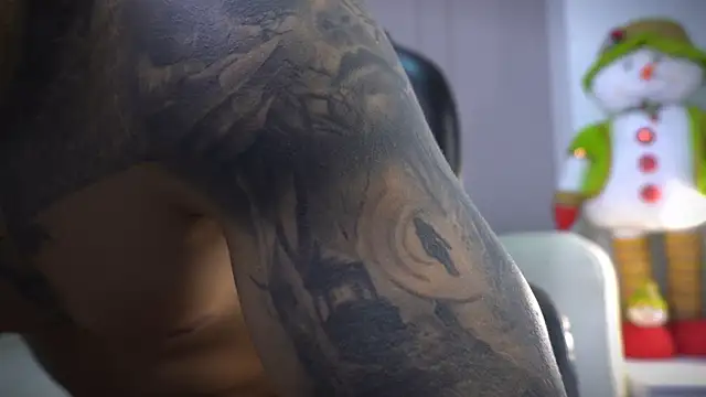 Snapshot of Frank_Farrell chatting on 11-19-25, 10:10 Frank Farrell online show from 11-19-25, 10:10