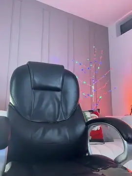 Snapshot of Frank_Farrell chatting on 11-26-25, 08:10 Frank Farrell online show from 11-26-25, 08:10