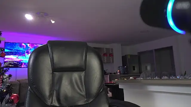 Snapshot of Frank_Farrell chatting on 12-18-25, 03:56 Frank Farrell online show from 12-18-25, 03:56