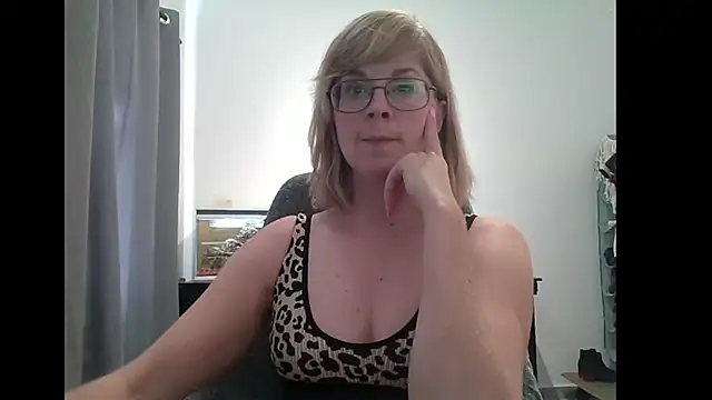 Snapshot of SavannaGirly chatting on 02-11-25, 07:44 SavannaGirly online show from 02-11-25, 07:44