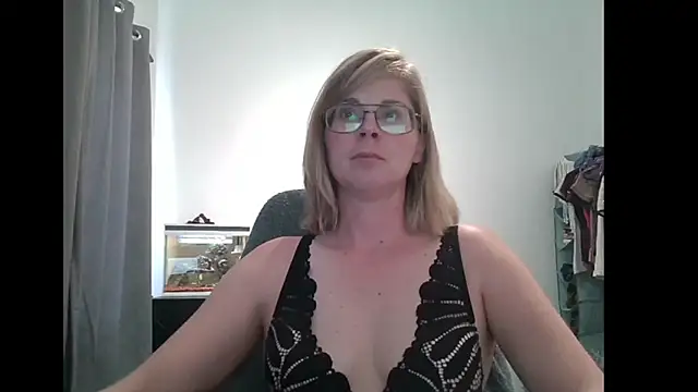 Snapshot of SavannaGirly chatting on 02-17-25, 12:05 SavannaGirly online show from 02-17-25, 12:05
