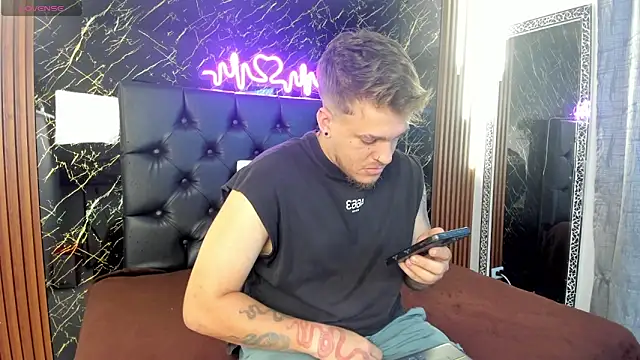 Snapshot of keane_lee chatting on 10-22-25, 12:49 keane lee online show from 10-22-25, 12:49