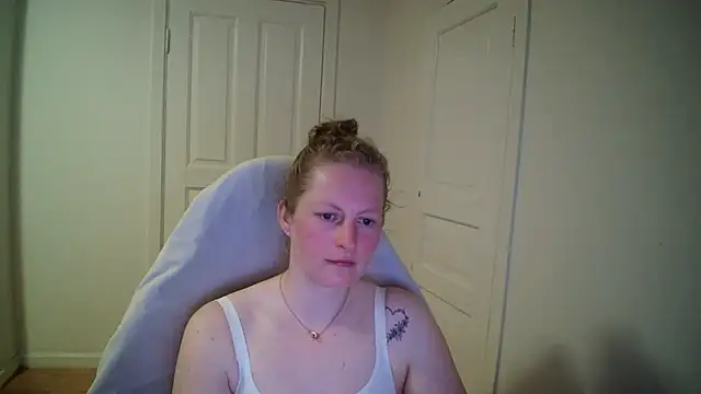Snapshot of Girlnina-1995 chatting on 04-21-26, 06:12 Girlnina-1995 online show from 04-21-26, 06:12