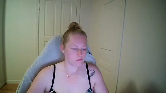 Snapshot of Girlnina-1995 chatting on 05-11-26, 04:04 Girlnina-1995 online show from 05-11-26, 04:04