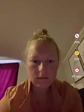 Snapshot of Girlnina-1995 chatting on 06-15-26, 04:31 Girlnina-1995 online show from 06-15-26, 04:31
