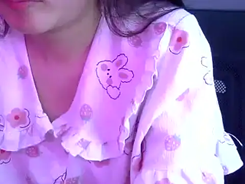 Snapshot of Bee_2k chatting on 06-19-26, 04:28 Bee 2k online show from 06-19-26, 04:28