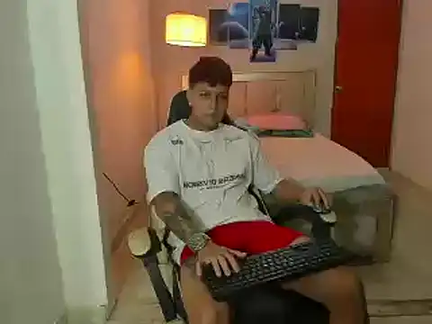 Snapshot of Jake_simons chatting on 12-14-24, 07:29 Jake simons online show from 12-14-24, 07:29