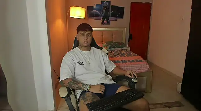 Snapshot of Jake_simons chatting on 12-28-24, 01:38 Jake simons online show from 12-28-24, 01:38