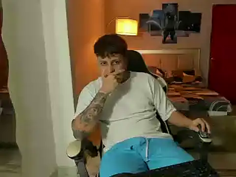 Snapshot of Jake_simons chatting on 02-22-25, 01:11 Jake simons online show from 02-22-25, 01:11