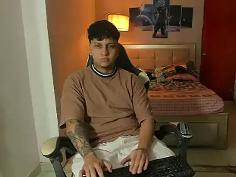 Snapshot of Jake_simons chatting on 03-18-25, 03:31 Jake simons online show from 03-18-25, 03:31