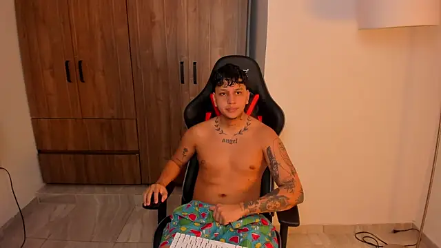 Snapshot of Jake_simons chatting on 09-20-25, 02:34 Jake simons online show from 09-20-25, 02:34