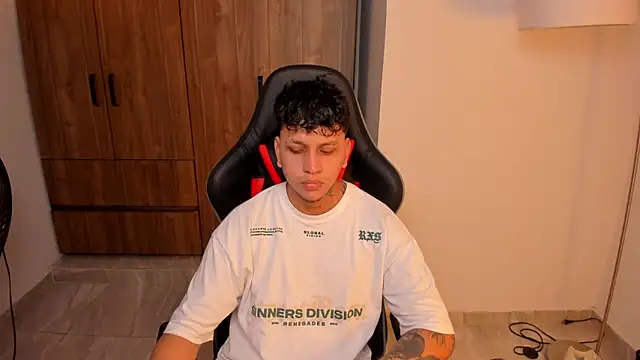 Snapshot of Jake_simons chatting on 09-23-25, 01:41 Jake simons online show from 09-23-25, 01:41