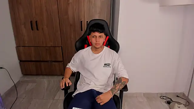 Snapshot of Jake_simons chatting on 09-30-25, 10:20 Jake simons online show from 09-30-25, 10:20