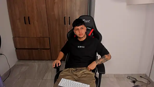 Snapshot of Jake_simons chatting on 10-02-25, 12:12 Jake simons online show from 10-02-25, 12:12