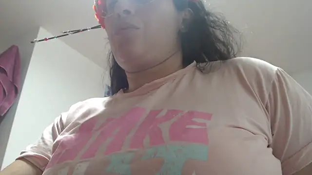 Snapshot of andreaisis2 chatting on 10-31-25, 09:05 andreaisis2 online show from 10-31-25, 09:05