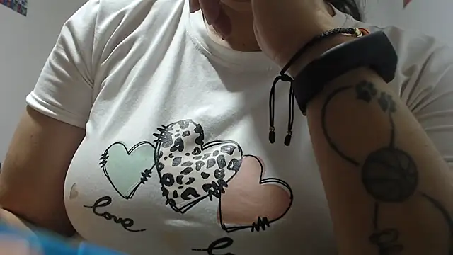 Snapshot of andreaisis2 chatting on 11-26-25, 10:11 andreaisis2 online show from 11-26-25, 10:11