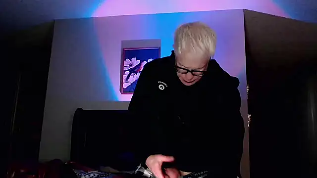 Snarfle82 online show from 11-13-25, 01:04