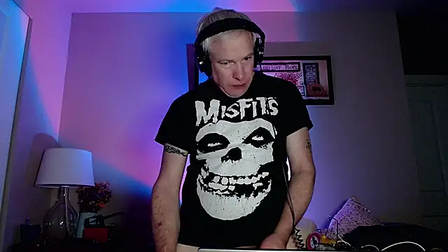 Snarfle82 online show from 11-20-25, 01:11