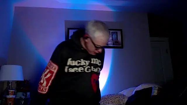 Snarfle82 online show from 11-27-25, 08:38