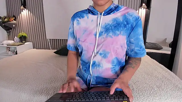 Zafiiraa online show from 12-22-25, 12:35