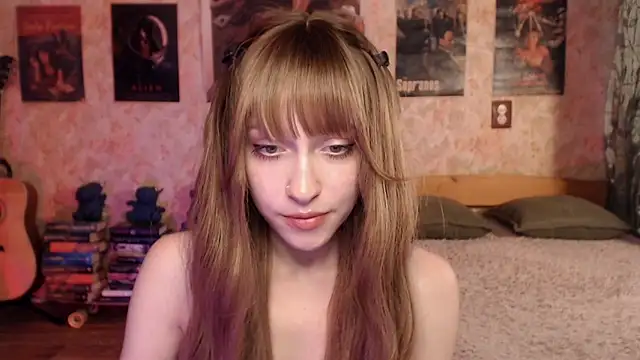 Snapshot of Friendly_Ellie chatting on 06-10-26, 12:33 Friendly Ellie online show from 06-10-26, 12:33