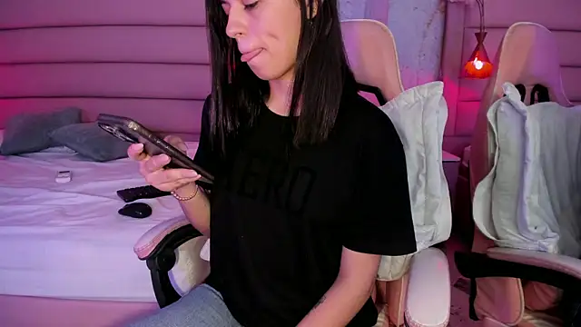 Snapshot of IvySanders1 chatting on 10-10-25, 01:10 IvySanders1 online show from 10-10-25, 01:10