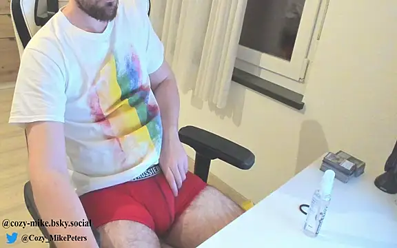 Snapshot of cozy-mike chatting on 06-06-26, 11:20 cozy-mike online show from 06-06-26, 11:20