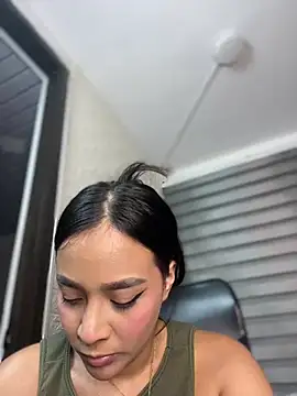 Snapshot of Little_Amber6 chatting on 03-08-25, 11:28 Little Amber6 online show from 03-08-25, 11:28