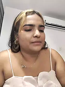 Snapshot of Mayssa_Cute chatting on 12-23-24, 10:01 Mayssa Cute online show from 12-23-24, 10:01