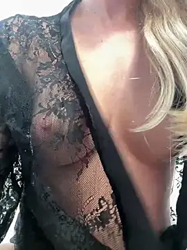 Snapshot of CutieEmy chatting on 04-10-26, 02:33 CutieEmy online show from 04-10-26, 02:33