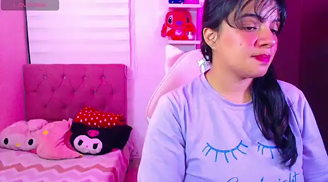 Snapshot of Vannessa__Shy chatting on 12-04-24, 11:46 Vannessa  Shy online show from 12-04-24, 11:46