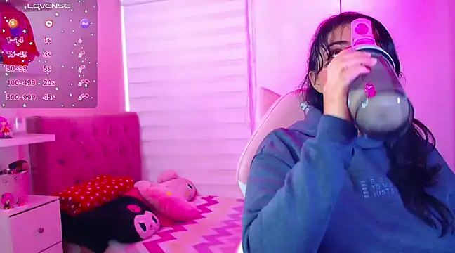 Snapshot of Vannessa__Shy chatting on 12-13-24, 09:20 Vannessa  Shy online show from 12-13-24, 09:20