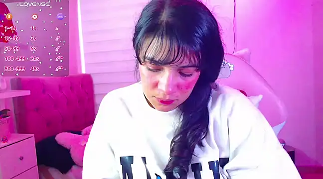 Snapshot of Vannessa__Shy chatting on 12-17-24, 08:43 Vannessa  Shy online show from 12-17-24, 08:43