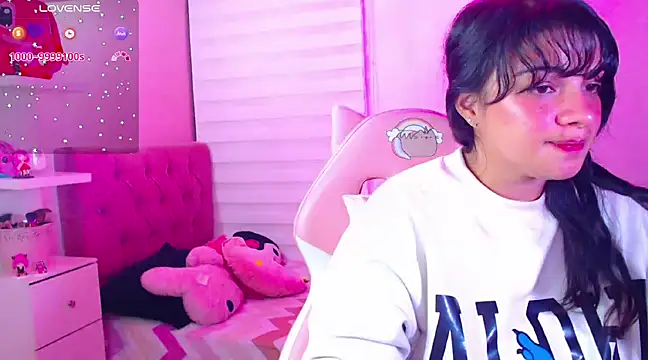 Snapshot of Vannessa__Shy chatting on 12-19-24, 12:56 Vannessa  Shy online show from 12-19-24, 12:56