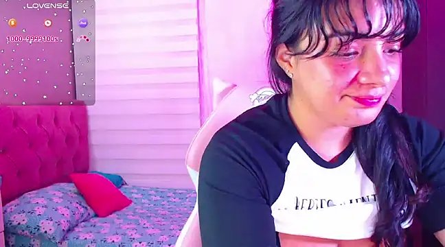 Snapshot of Vannessa__Shy chatting on 12-19-24, 11:14 Vannessa  Shy online show from 12-19-24, 11:14