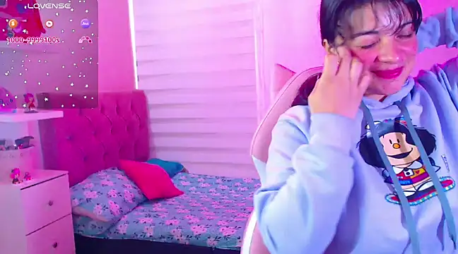 Snapshot of Vannessa__Shy chatting on 12-21-24, 01:42 Vannessa  Shy online show from 12-21-24, 01:42