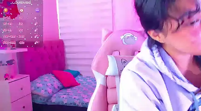 Snapshot of Vannessa__Shy chatting on 12-21-24, 04:46 Vannessa  Shy online show from 12-21-24, 04:46