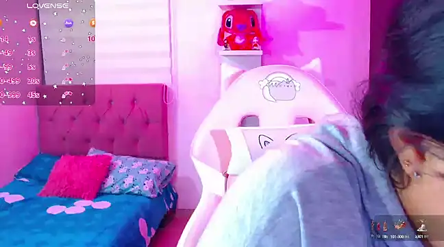 Snapshot of Vannessa__Shy chatting on 12-26-24, 11:13 Vannessa  Shy online show from 12-26-24, 11:13